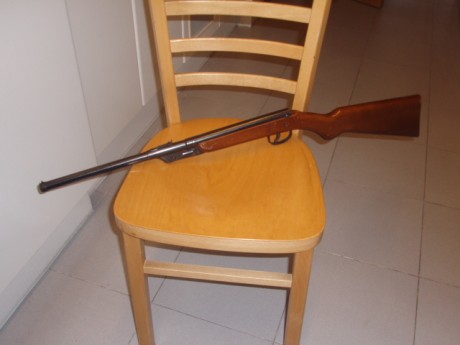 Buenas.

Antigua y curiosa carabina Austriaca VOERE. Esta pequeña carabina infantil está completa a falta 01