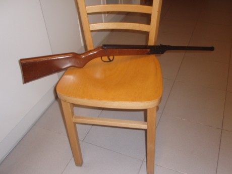 Buenas.

Antigua y curiosa carabina Austriaca VOERE. Esta pequeña carabina infantil está completa a falta 00