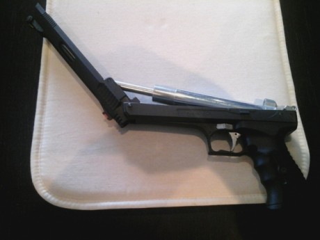 La compré usada hace como un mes . Estaba, y sigue, como nueva.
No soy "pistolero" ( tengo un 11