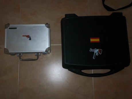 vendo 2 maletines usados  para pistolas,forrados interiormente con espuma acustica isofon
uno de plastico 12