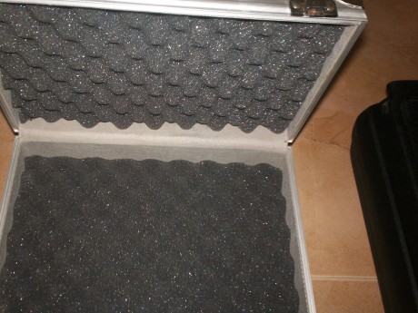 vendo 2 maletines usados  para pistolas,forrados interiormente con espuma acustica isofon
uno de plastico 11