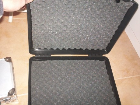 vendo 2 maletines usados  para pistolas,forrados interiormente con espuma acustica isofon
uno de plastico 10