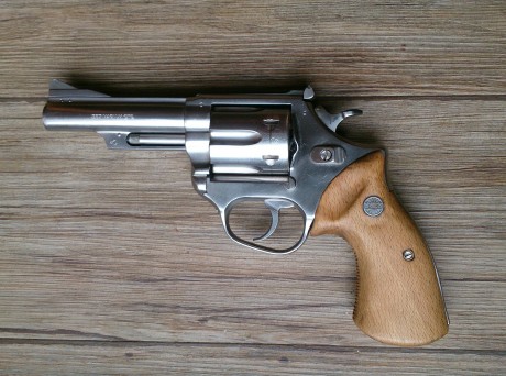 Revolver  del 357 MAGNUM CTG 
Astra inoxidable guiado en F
Procede de la policía municipal,  no ha disparado 01
