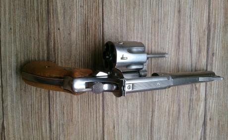 Revolver  del 357 MAGNUM CTG 
Astra inoxidable guiado en F
Procede de la policía municipal,  no ha disparado 00