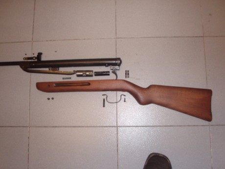 Buenas.

He aquí un despiece ,yo diría completo, de una bonita Carabina alemana Diana Modelo 27.
La culata 00