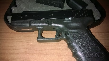 Buenas tardes.
Vendo mi Glock 19 gen3 en magnifico estado, ya se ve en las fotos. Con el arma doy también 02