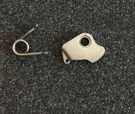 buenas tengo varias consúltas,primero desmontando el arma al quitar una cacha de madera me salió una pieza 00