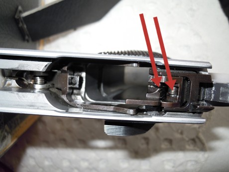 Hola compañeros:
   Sabeis como se desmonta el seguro de una CZ 75 B y 85, no se que la pasa, cuando disparo 50