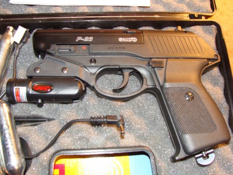 Pistola CO2 Gamo P-23 seminueva, con punto rojo láser integrado. Funciona con balines 4,5 bola. Carga 00