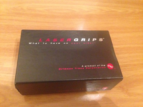 Por venta del arma, vendo Laser Grip Crimson Trace para Glock 19/23/25/32 tercera generación,  como nuevo 01