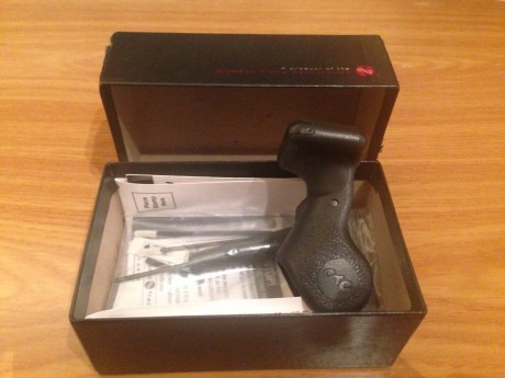Por venta del arma, vendo Laser Grip Crimson Trace para Glock 19/23/25/32 tercera generación,  como nuevo 00