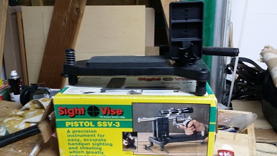 Pongo a la venta estas dos cachas de revolver, no sé para qué modelo son. Estan en buen estado y el banco 00