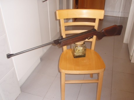 Buenas.....

Una pieza clásica. Gamo 300 de  calibre 4,5. De cuando una carabina era para siempre. Sólida 00
