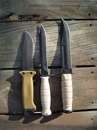 hola me gustaría que me aconsejeís un cuchillo de combate bueno y asequible, me interesa el sog seal team 20
