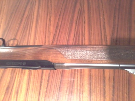 Rifle de alta gama, culata y guardamanos en madera grado 4, alza y punto de mira de alto contraste, cerrojo 11