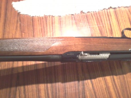 Rifle de alta gama, culata y guardamanos en madera grado 4, alza y punto de mira de alto contraste, cerrojo 21