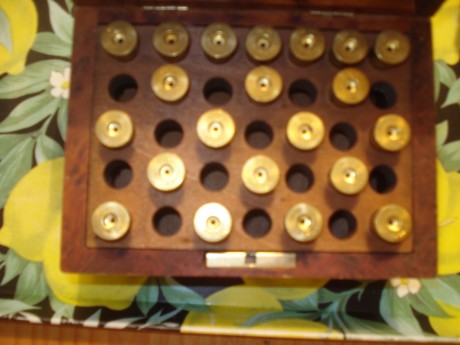 Vendida preciosa caja de madera de raíz ¿de nogal? para guardar 35 cartuchos del .45-70, conserva su llave 01