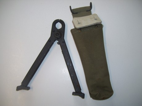 Hola
vendo un bipode para el fusil de asalto Cetme modelo C , esta nuevo sin estrenar con su funda 
tiene 00