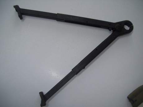 Hola
vendo un bipode para el fusil de asalto Cetme modelo C , esta nuevo sin estrenar con su funda 
tiene 40