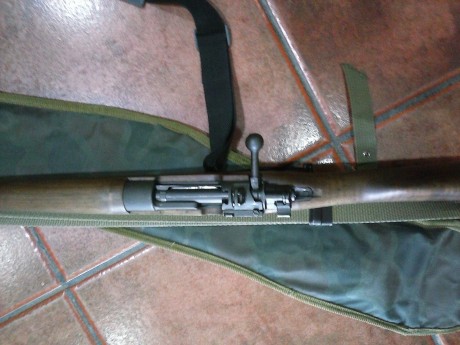 En perfecto estado de maderas y pavonado, agrupa perfectamente, se incluye correa portafusas y funda a 02