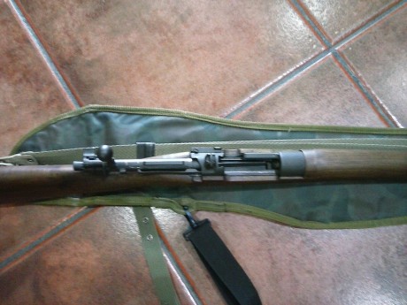 En perfecto estado de maderas y pavonado, agrupa perfectamente, se incluye correa portafusas y funda a 01