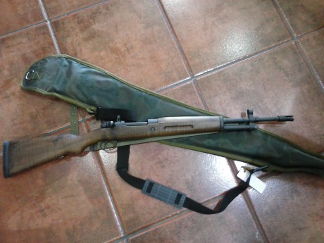 En perfecto estado de maderas y pavonado, agrupa perfectamente, se incluye correa portafusas y funda a 10