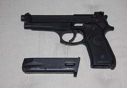 vendo beretta 92fs color negro. 9mm parabellum. dos cargadores, caja original, perfecto estado. Imprescindible 00