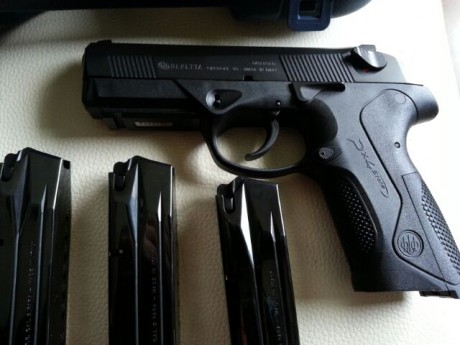 Vendo Beretta px4 9mm, con 400 disparos. Se acompaña de 2 cargadores. Se vende por 300€ (Portes Nacex 00