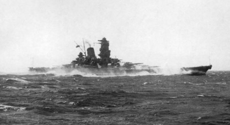 Os dejo este artículo interesante sobre el empleo de los distintos buque de guerra en la II GM:

 El 6 00