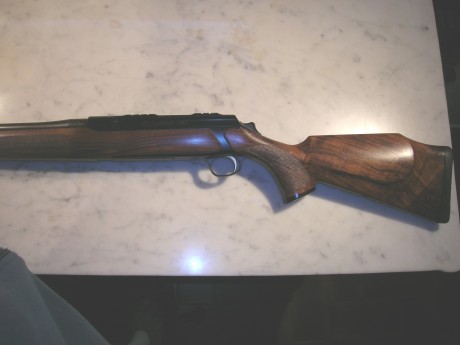 Rifle de alta gama, culata y guardamanos en madera grado 4, alza y punto de mira de alto contraste, cerrojo 111