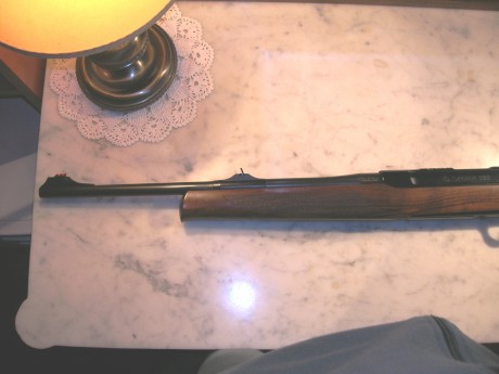 Rifle de alta gama, culata y guardamanos en madera grado 4, alza y punto de mira de alto contraste, cerrojo 110
