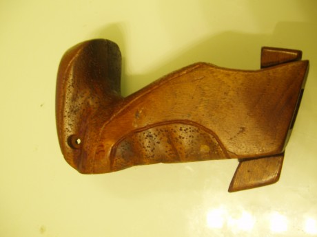 Vendo esta cacha, creo que es de una Walther GSP antigua, no estoy seguro.

20 € puesto en casa. 01