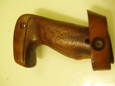 Vendo esta cacha, creo que es de una Walther GSP antigua, no estoy seguro.

20 € puesto en casa. 00