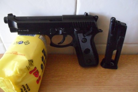 Hola, vendo esta pistola marca KWC, modelo KMB-15AXKS, con blowback (CO2), en muy buen estado, funcionando 02