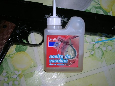 Hola.
  Yo aceito mis armas de aire con este aceite de vaselina que me resulta bastante económico.
Daña 00