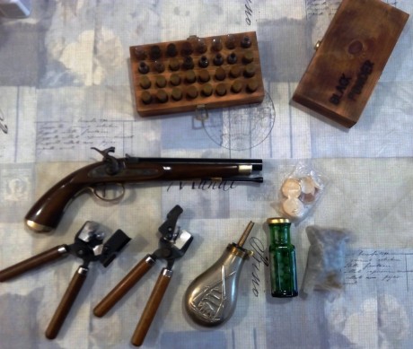 Buenas tardes, tengo la intención de vender mi pistola de avancarga es una Jukar Tower, calibre 44, con 02