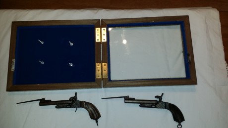 Hola alguien me podria dar informacion de esta pareja de pistolas con bayoneta,sobre su fecha,calibre 02