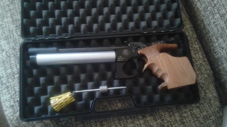 Se vende pistola de aire sin tocar la cacha tenia un poco de pasta de madera k salio sin problemas , regulable 11