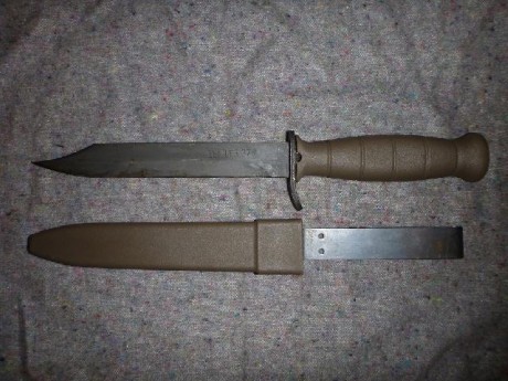 Hola, buenas. He comprado un nuevo cuchillo Glock y veo que los marcajes con el logo de la marca son distintos 11
