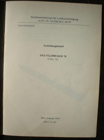 Traducción:

"El cuchillo de campo 78

Descripción
El cuchillo de campo 78 es un cuchillo multifunción. 01