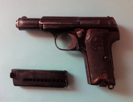 Se vende:
Marca y modelo: Astra 300, conocida como "Purito".
Calibre: 9 corto.
Zona: Madrid.
Precio: 01