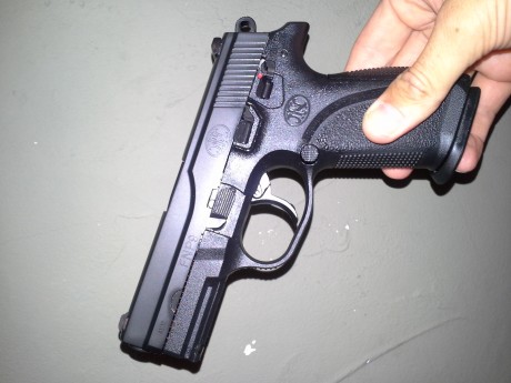 Bueno pues vendo mi FN 9p NUEVA, ha disparado una caja de balas, la pongo a la venta por dedicarme exclusivamente 00