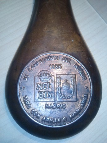 Magnifica polvorera  de la Federación Española de tiro olímpico del Mundial de 1985 de Madrid de Armas 01