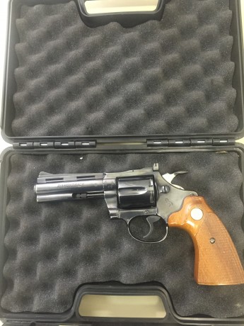 A finales de este mes se caduca la licencia F de un compañero, vende las dos últimas armas que le quedan 01