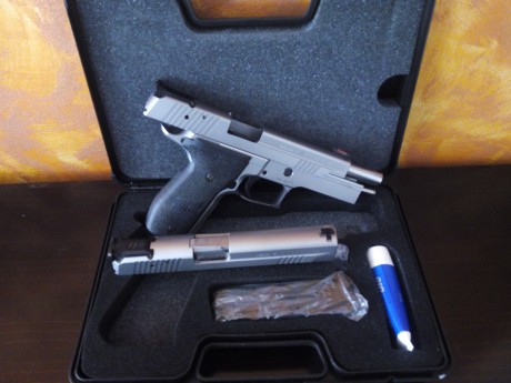 -Vendo pistola Hk p7 m13 con cachas Nill por 1250 Euros con portes.
-Glock 17 con corredera completa del 02