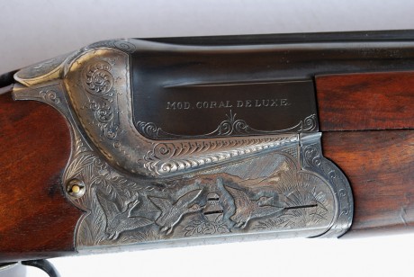 ¡Buenos días compañeros!
Un amigo vende por exceso de armas, esta impecable escopeta de caza superpuesta 01