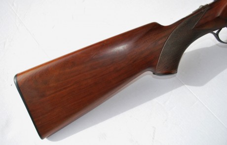 ¡Buenos días compañeros!
Un amigo vende por exceso de armas, esta impecable escopeta de caza superpuesta 12