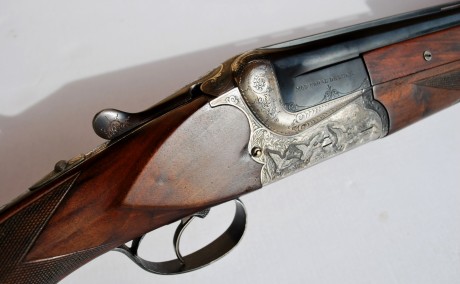 ¡Buenos días compañeros!
Un amigo vende por exceso de armas, esta impecable escopeta de caza superpuesta 21