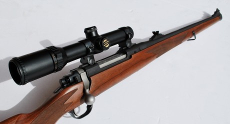 ¡Hola amigos!
Y por último, mi amigo también vende este impecable rifle de cerrojo, marca Ruger de caja 02