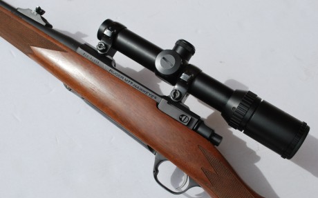 ¡Hola amigos!
Y por último, mi amigo también vende este impecable rifle de cerrojo, marca Ruger de caja 10